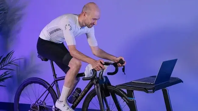 Ciclismul indoor divide cicliștii: instrument util sau capcană?