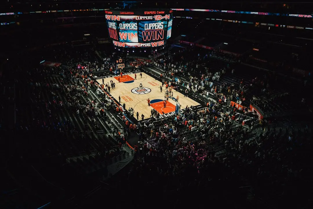 Clippers câștigă deschiderea sezonului: o victorie dedicată lui Ballmer, absent din sală
