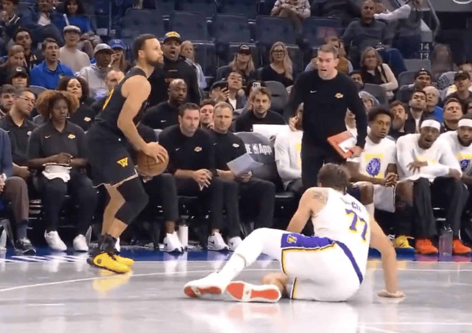 Magie pe parchet: Stephen Curry a făcut spectacol total cu Golden State