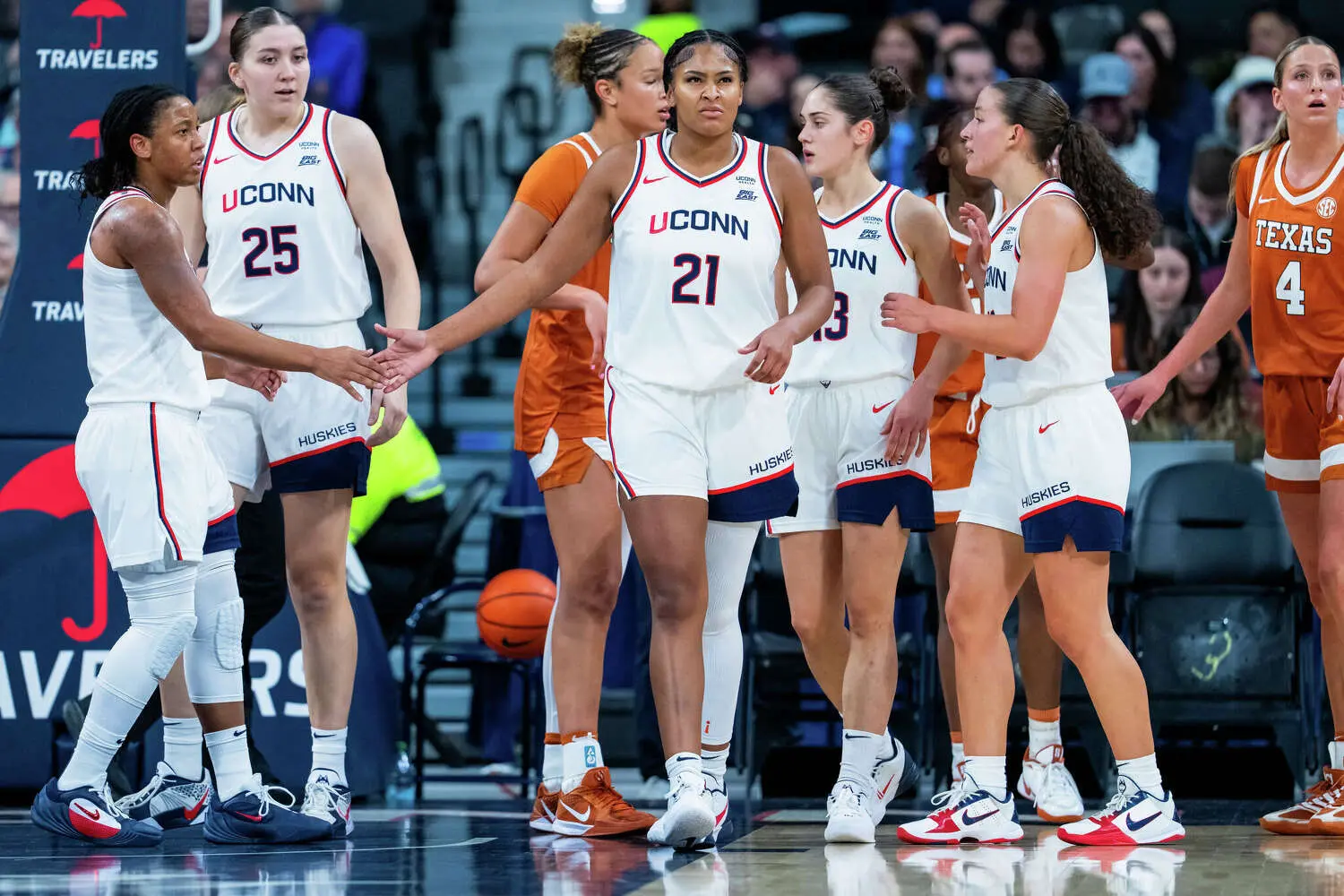 Demonstrație de forță: Sarah Strong și Jovana Popovic au dominat meciul UConn-Texas